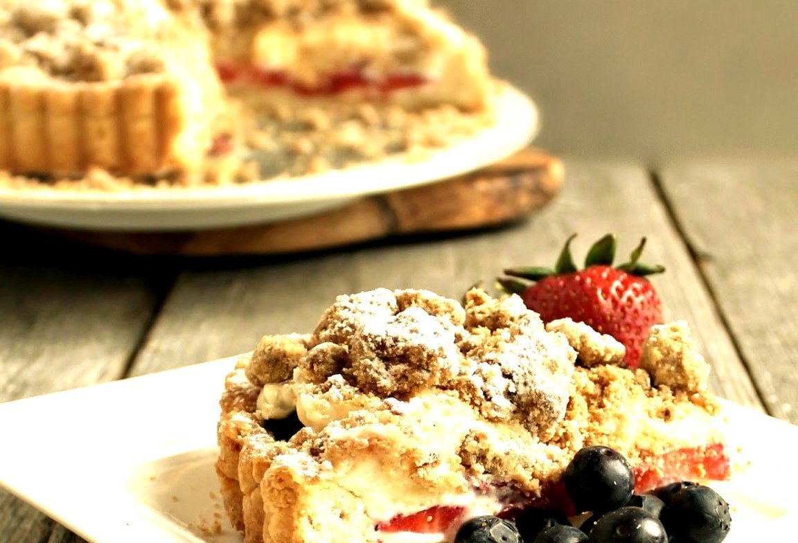 Berry Cheesecake Crumb Tart =) Look delicious!