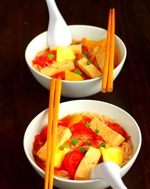 (via Vegan Vietnamese Tamarind Pineapple Soup Canh Chua Chay Je suis alimentageuse)